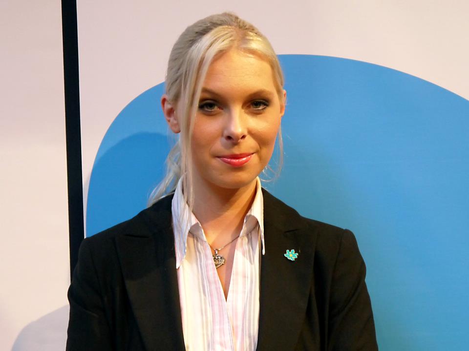 Sverigedemokraterna, Demonstration, Motdemonstranter, Politik, Hanna Wigh, SD, Demonstrationer, Sverigedemokrat, Polis, Röda fanor, Misshandlad, Falköping, Misshandel