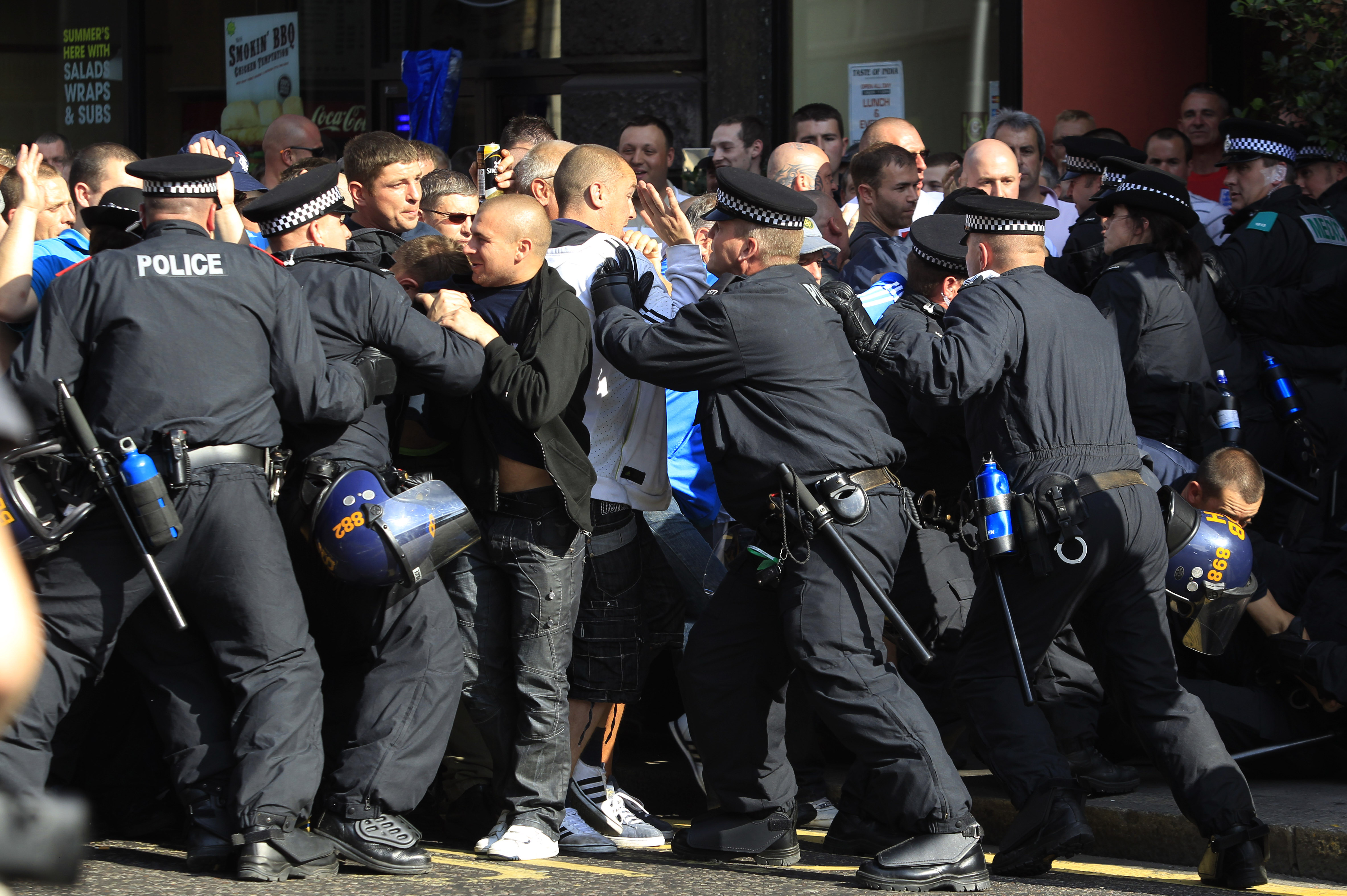 Google, Kupp,  EDL,  Disco, Facebook,  English Disco Lovers, English Defence League, Storbritannien, Twitter