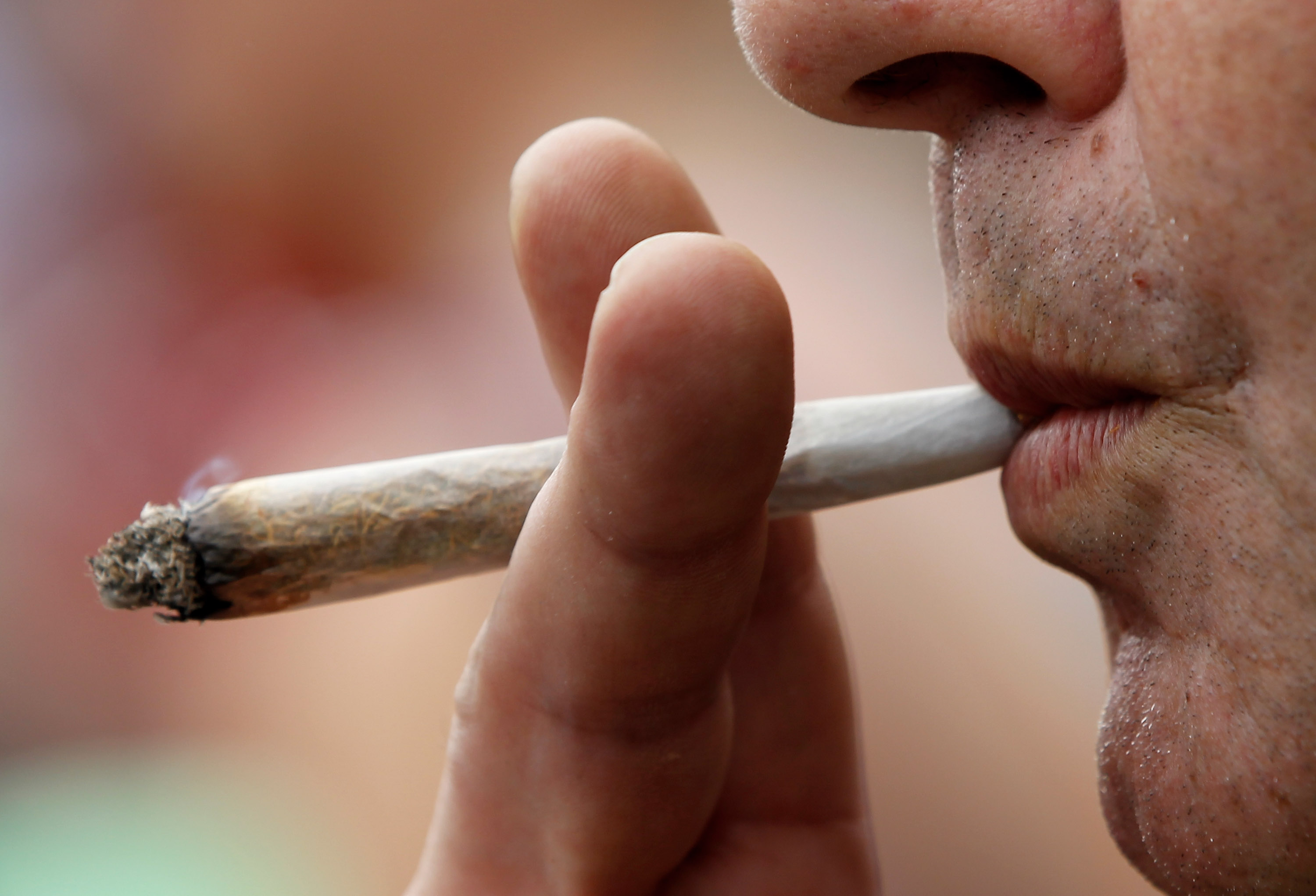 Förenade Arabemiraten, England, Abu Dhabi, Narkotika, Cannabis, Avrattning