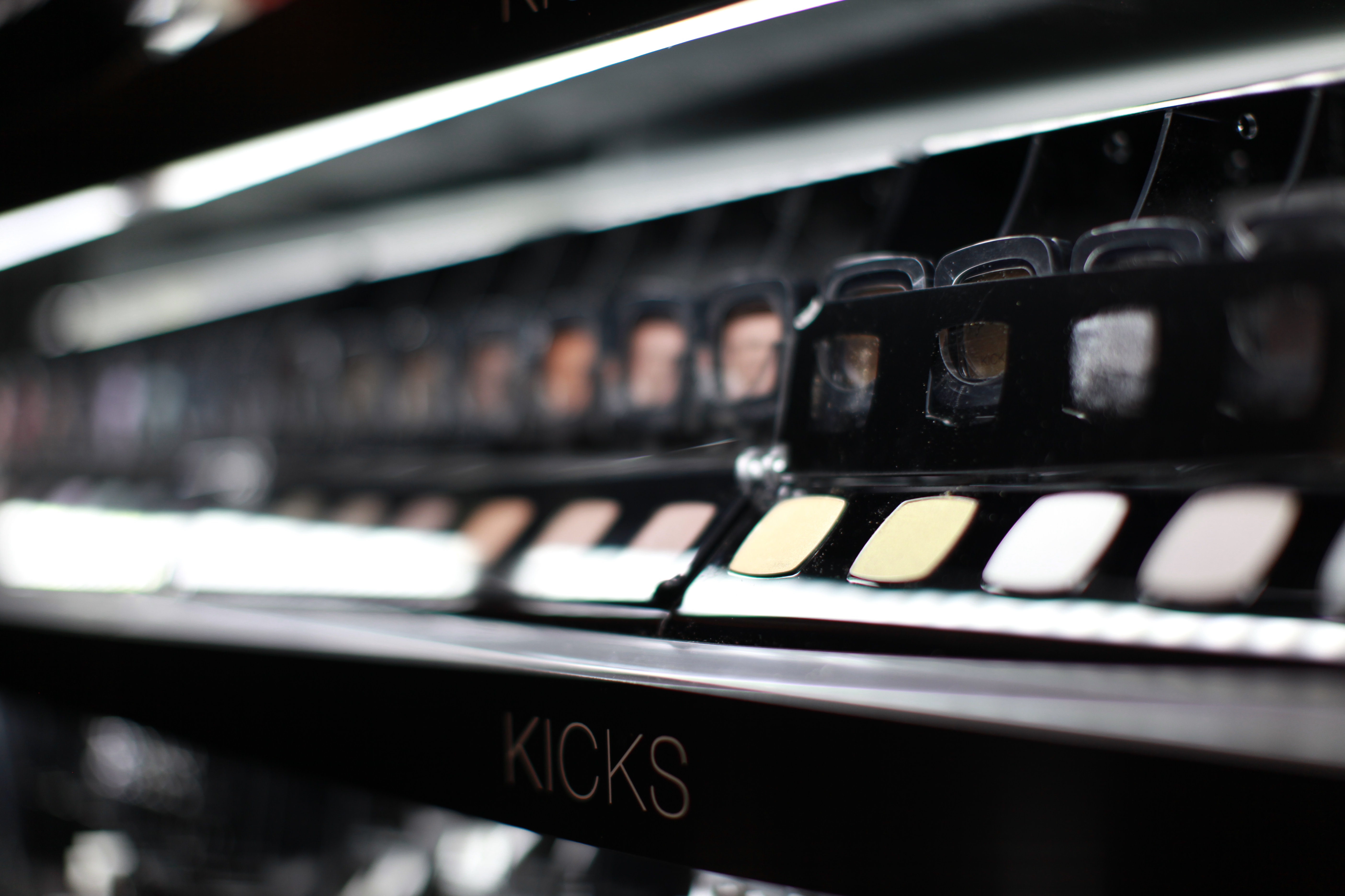 Make Up, KICKS