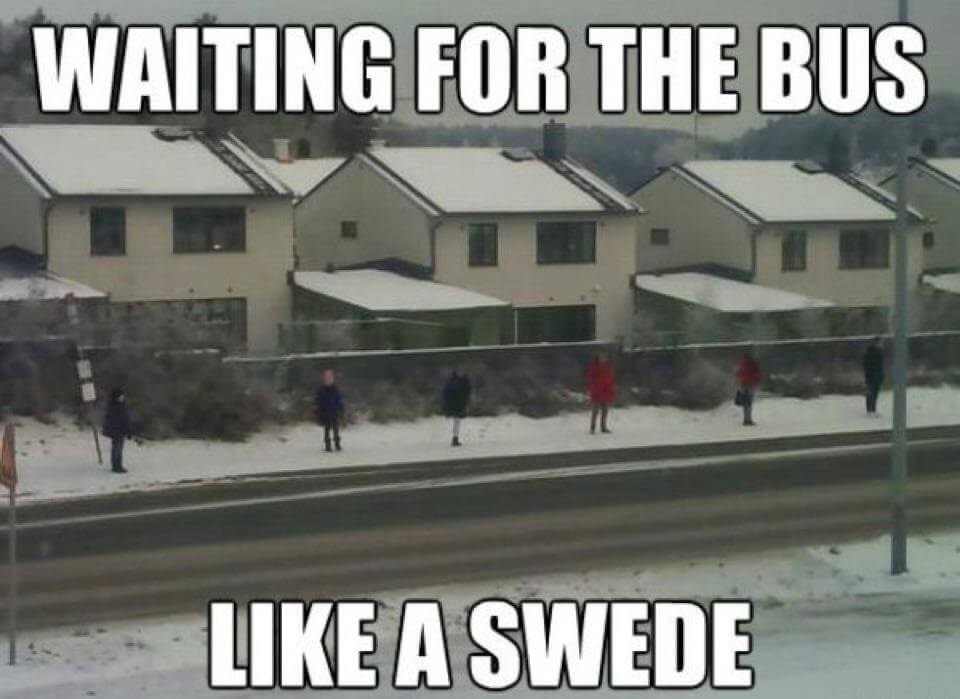 Här är bilden från en svensk busshållplats som hela internet asgarvar åt  just nu