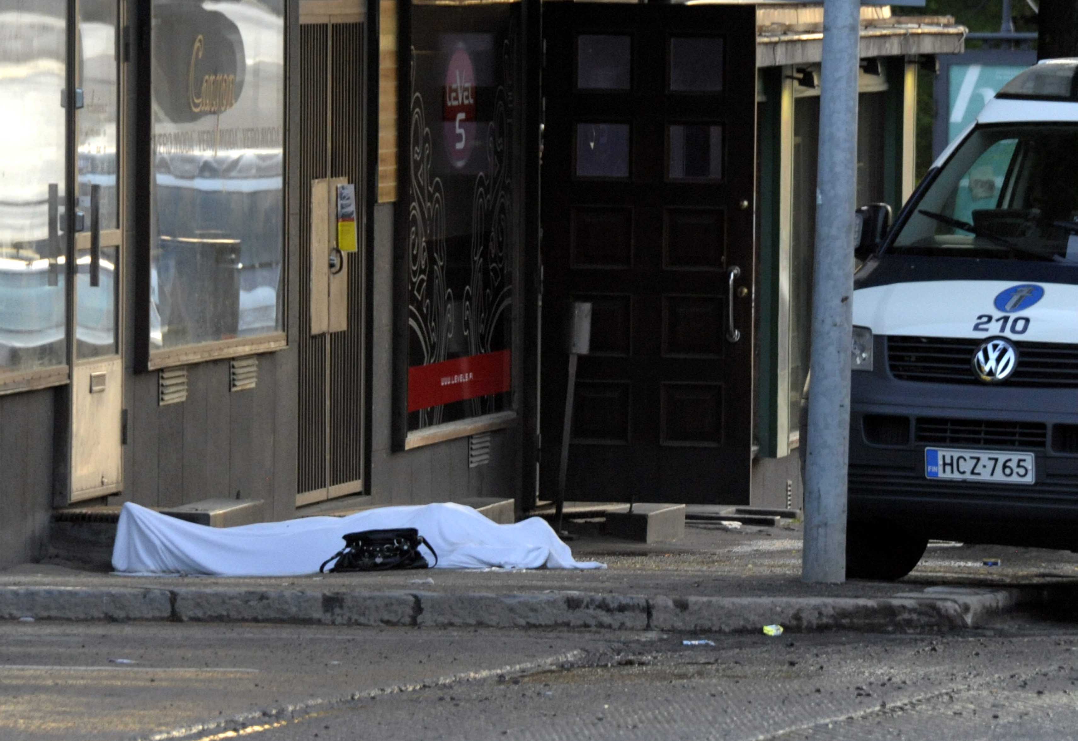 gripen, mord, Skottlossning, Finland, Död, 18-Åring, Skadade, Polis, Hyvinge, Motiv, Mordförsök