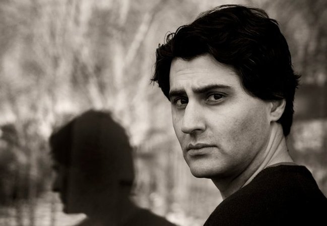 Hassan Loo Sattarvandi, Spy Bar, Still, Gubbrummet