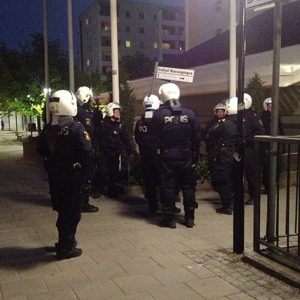 Skador, Upplopp, Polis, Husby, Bakhåll