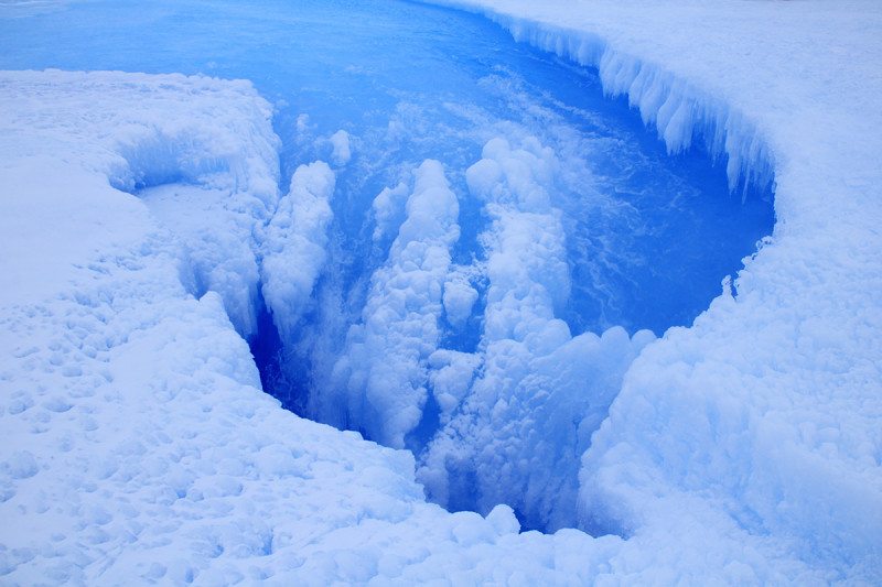 Antarktis smälter, märklig krater visade sig vara sjö.
