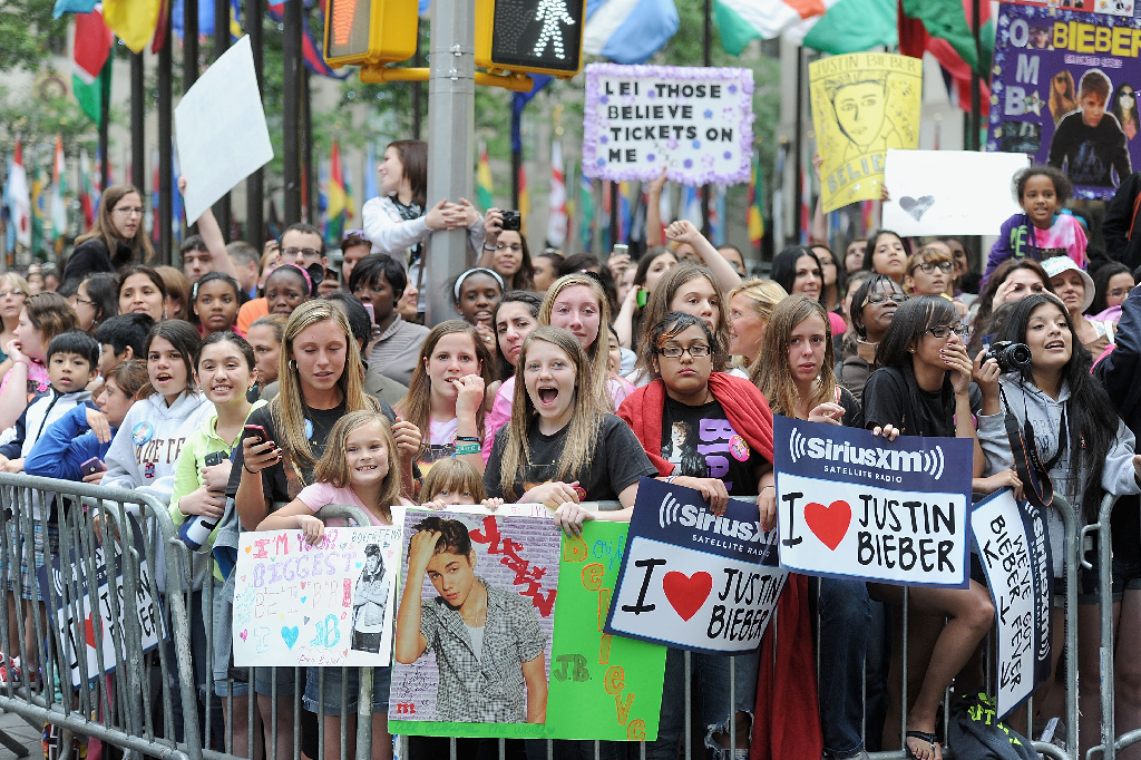 Facebook, Justin Bieber, Hollywood, Beliebers