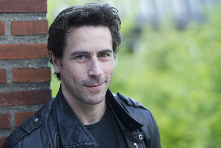  Bad Boy, Ola Rapace, Café, Bond