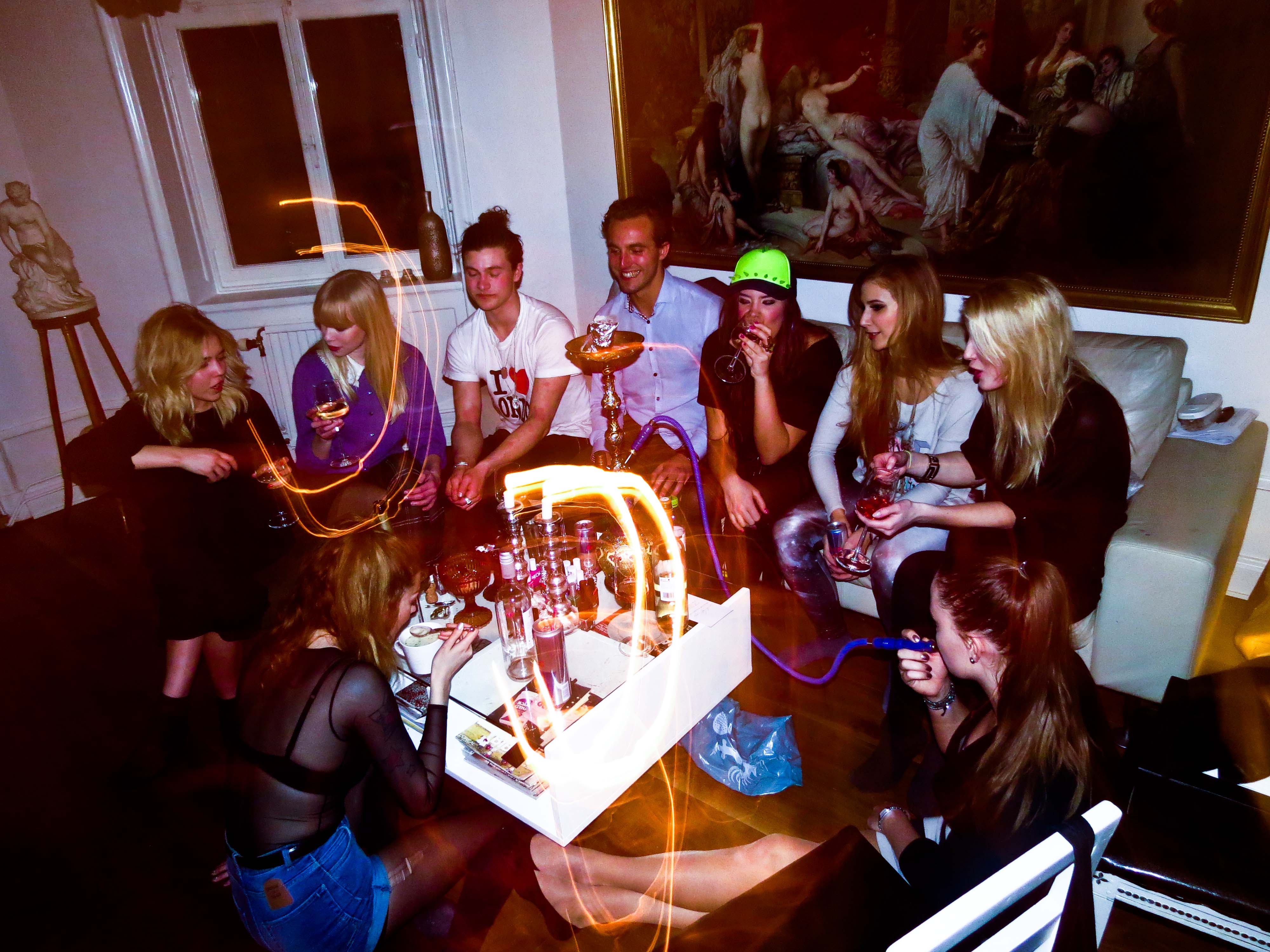 Y M, Flashback, Eleonore Säll, Daniel Glasman, VICE, Nina Johansson, Ett Oheligt Kalas, Y och M, En ohelig allians, Zeke Tastas, Vardagsrummet