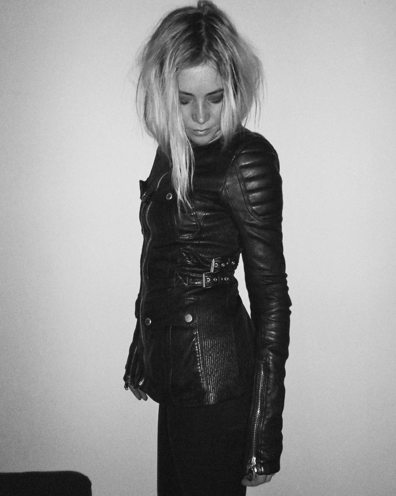 Amanda säljer kläder till förmån för MinStoraDag. Här en Burberry Prorsum-jacka!