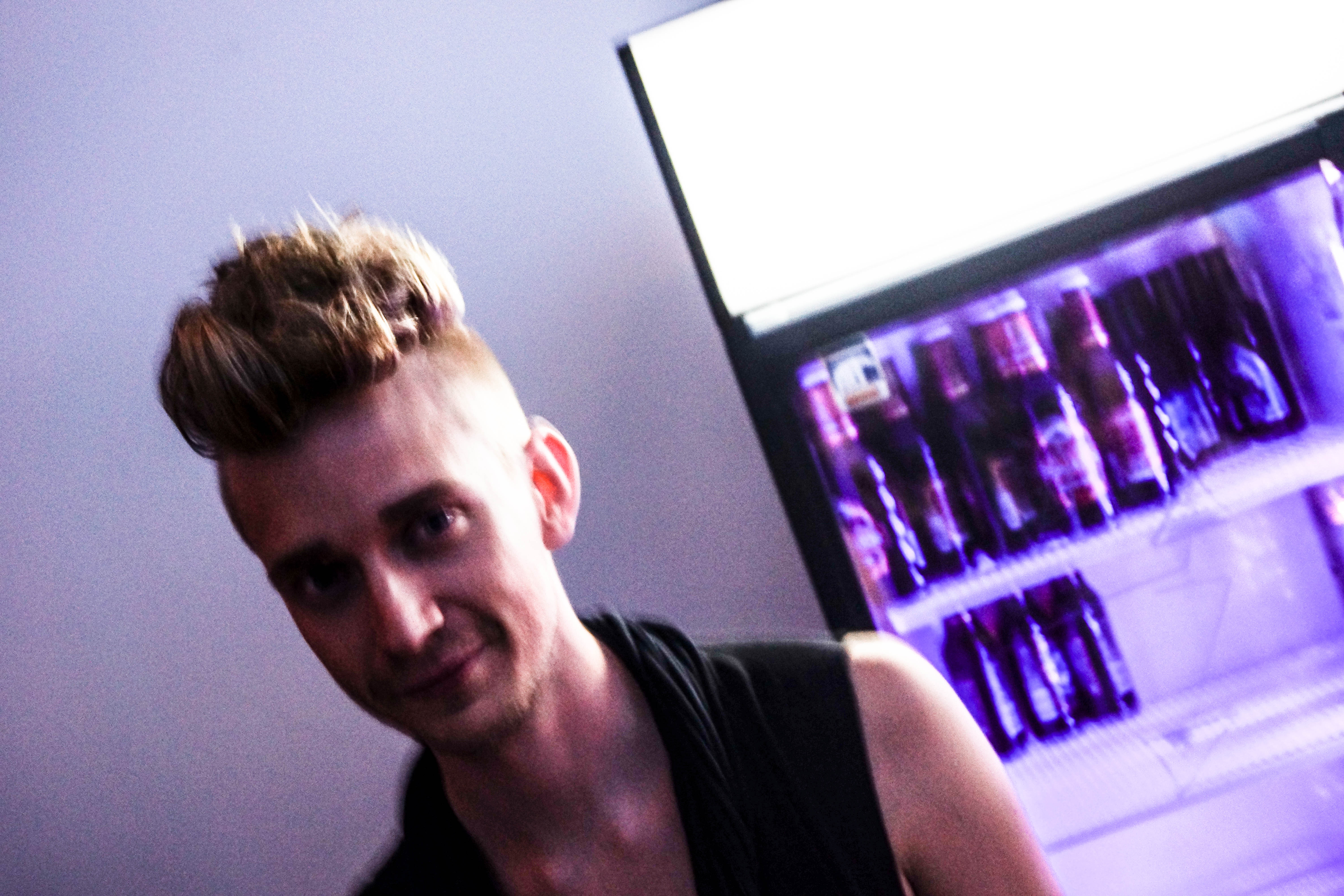 Zeke Tastas, Damon Rasti, Kåken, Eija Skarsgård, YochM, River, Fredag, Y+M