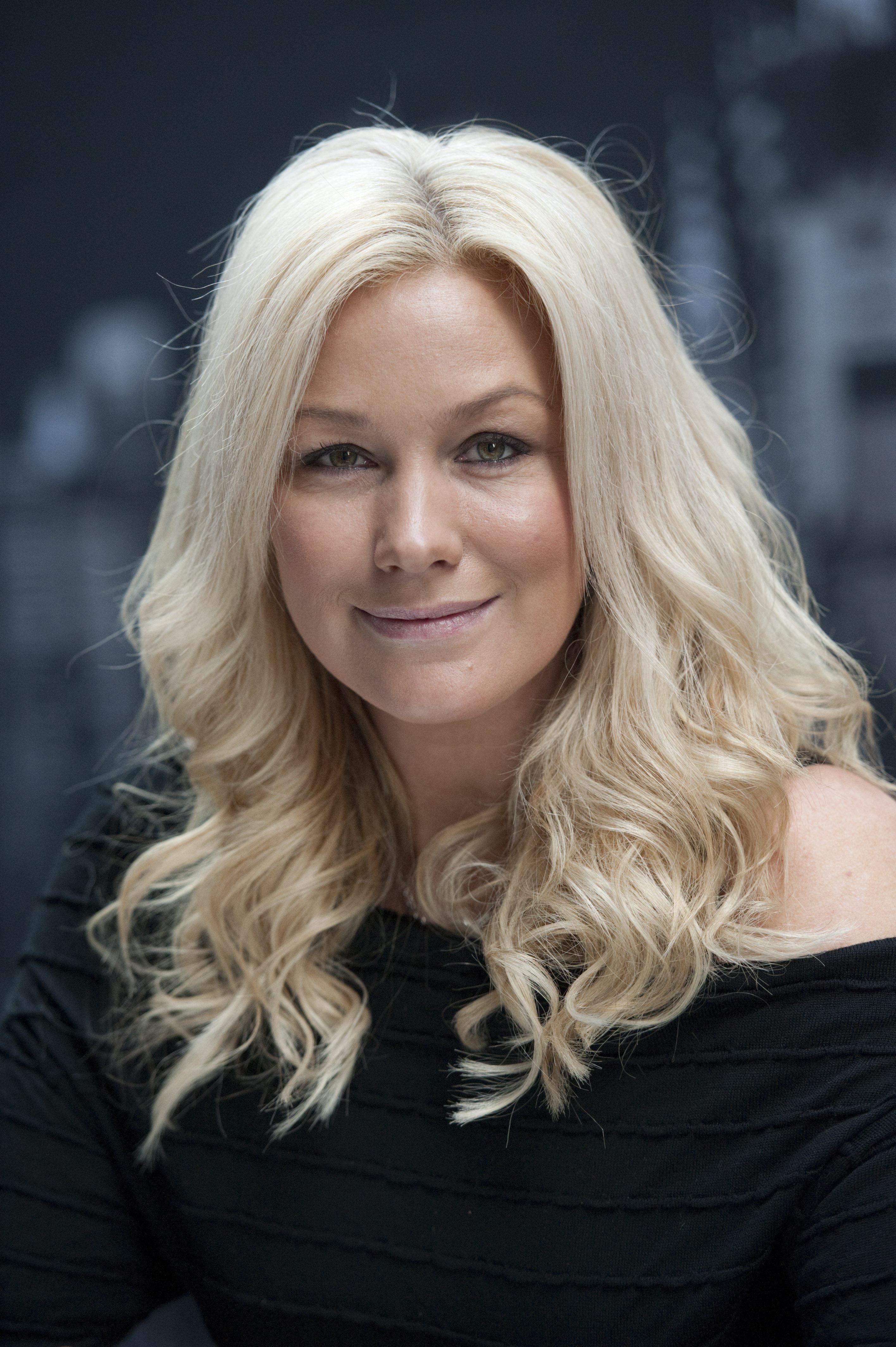 Jessica Andersson, Öppenhjärtlig, TV3, Uppväxt, Livet blir bättre, Självmord