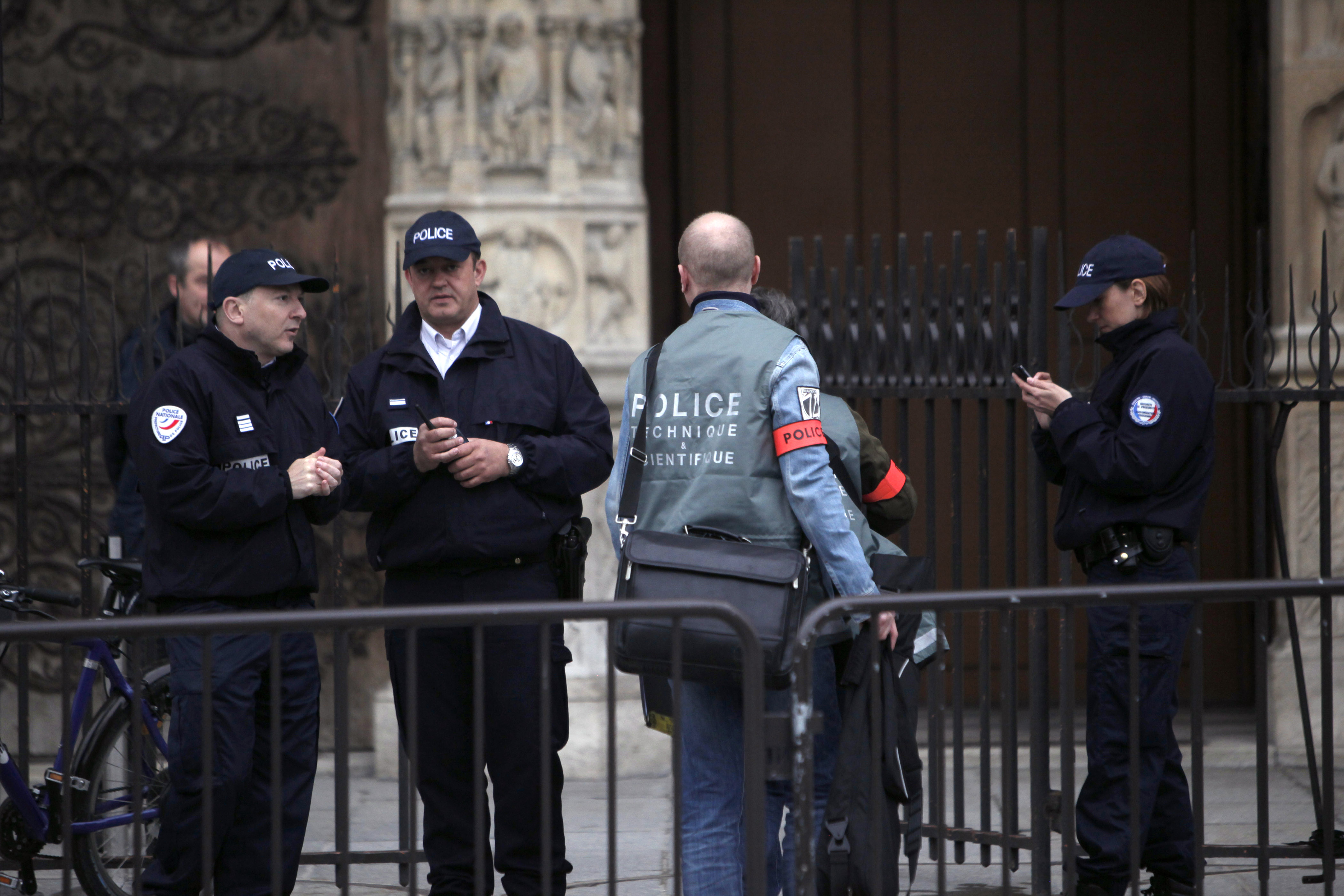  Dominique Venner,  Notre Dame, Högerextrema, Front National, Självmord,  Historiker, Le Pen