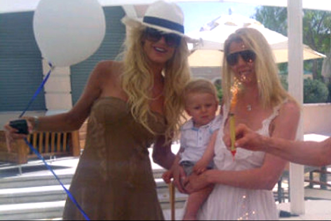 Paparazzi, Twitter, Hollywood, Victoria Silvstedt, Strand, Bikini, Mobilbilder, Brun, Privat