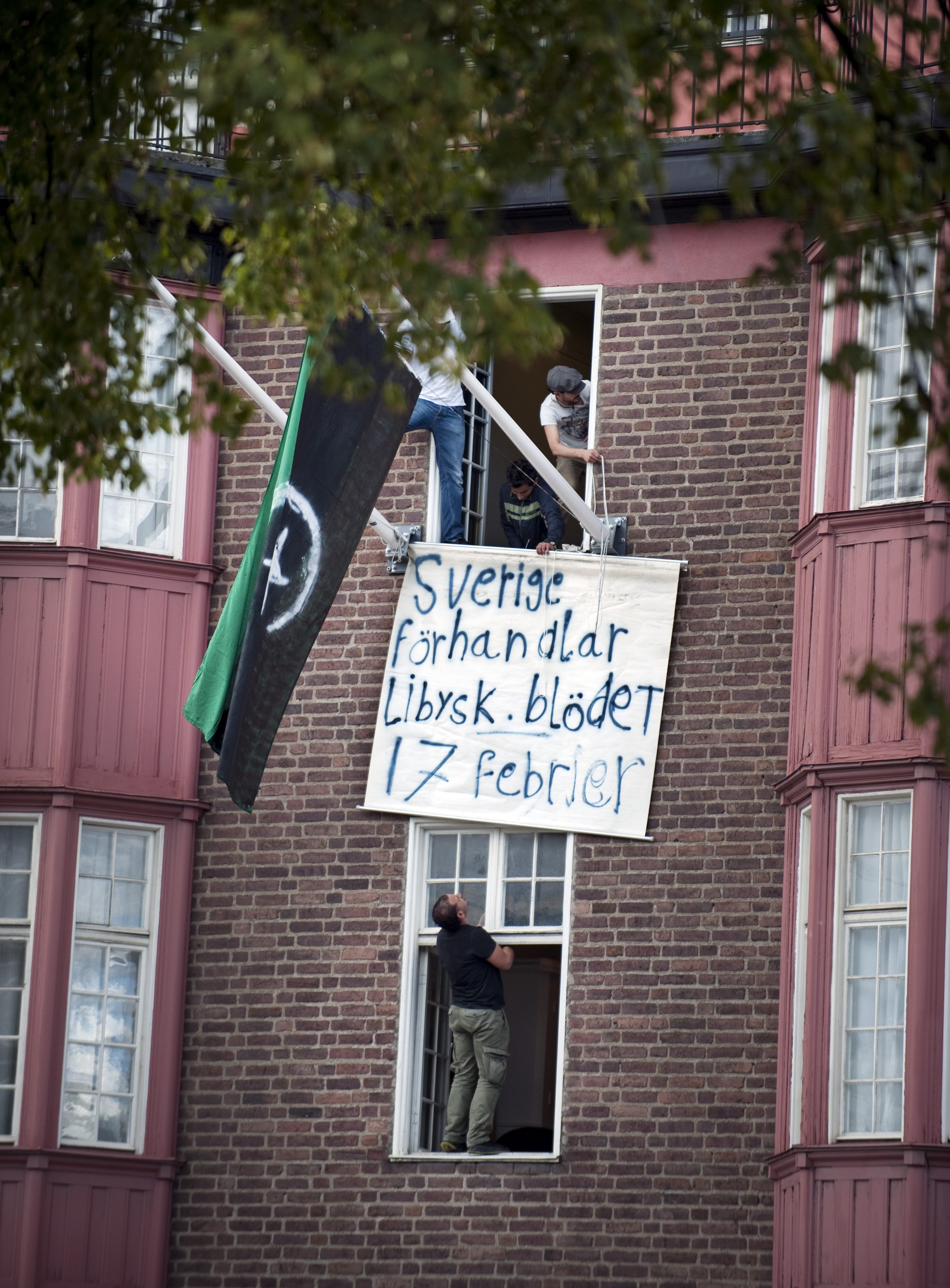 Hoppa, Fönster, Ambassad, Sverige, Demonstrationer, Stort Polispådrag, Khaddafi, Stockholm, Muammar Khaddafi, Polis, Protester, Ut, Libyen, Demonstrerar