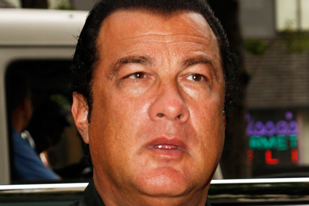strippa, Jenny McCarthy, Steven Seagal, Stämning