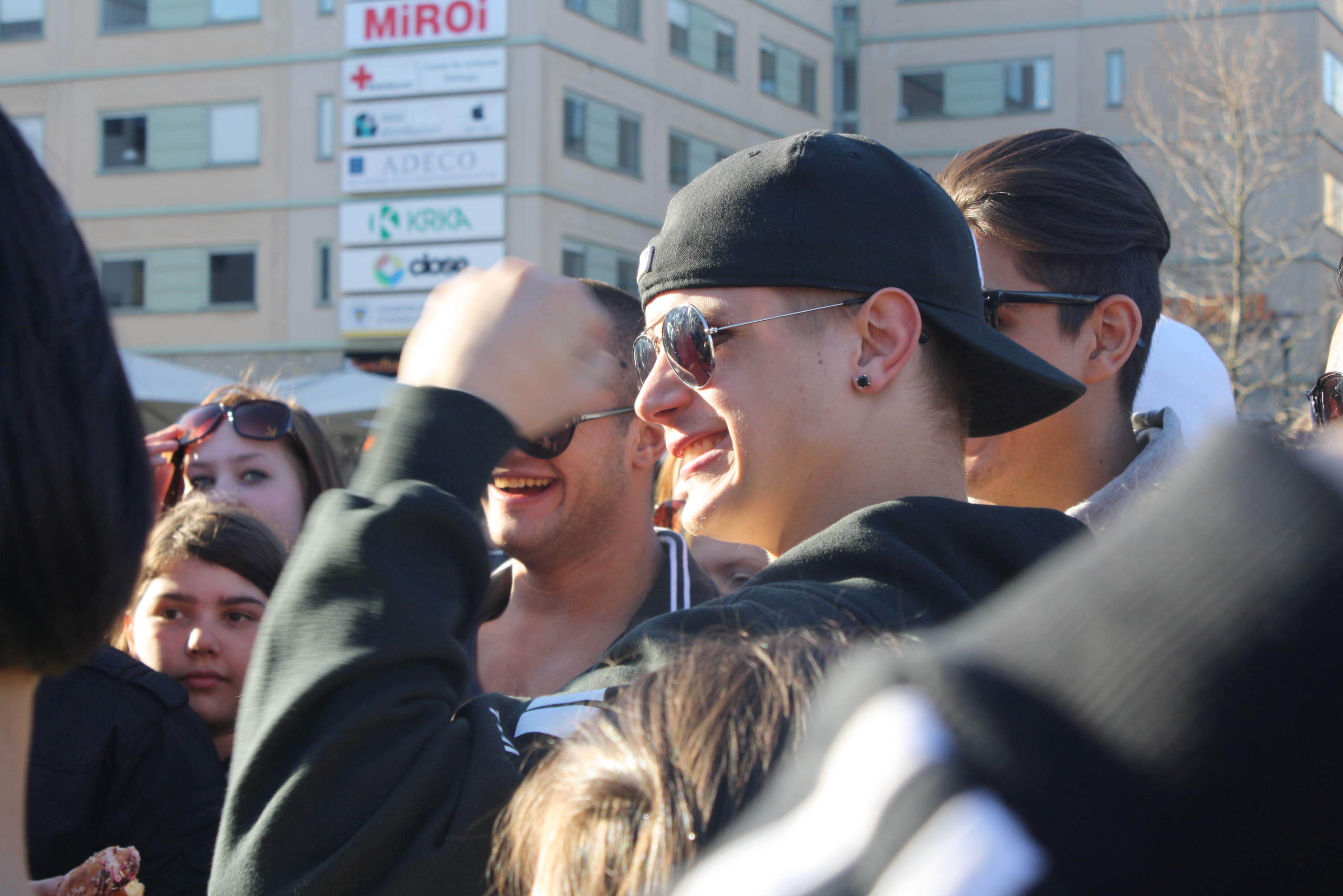 Uppdrag, Danait Weldegiorgis, Nicky STHLM, Dokusåpa, Glädje, Emilya Tilaun, Big Brother, Big Brother-huset, Fans, Donuts, Stockholm, Munkar, Fest, Niklas Frantassiev, Roza Kahi, Nicky, Medborgarplatsen, Mahlet Mulualem