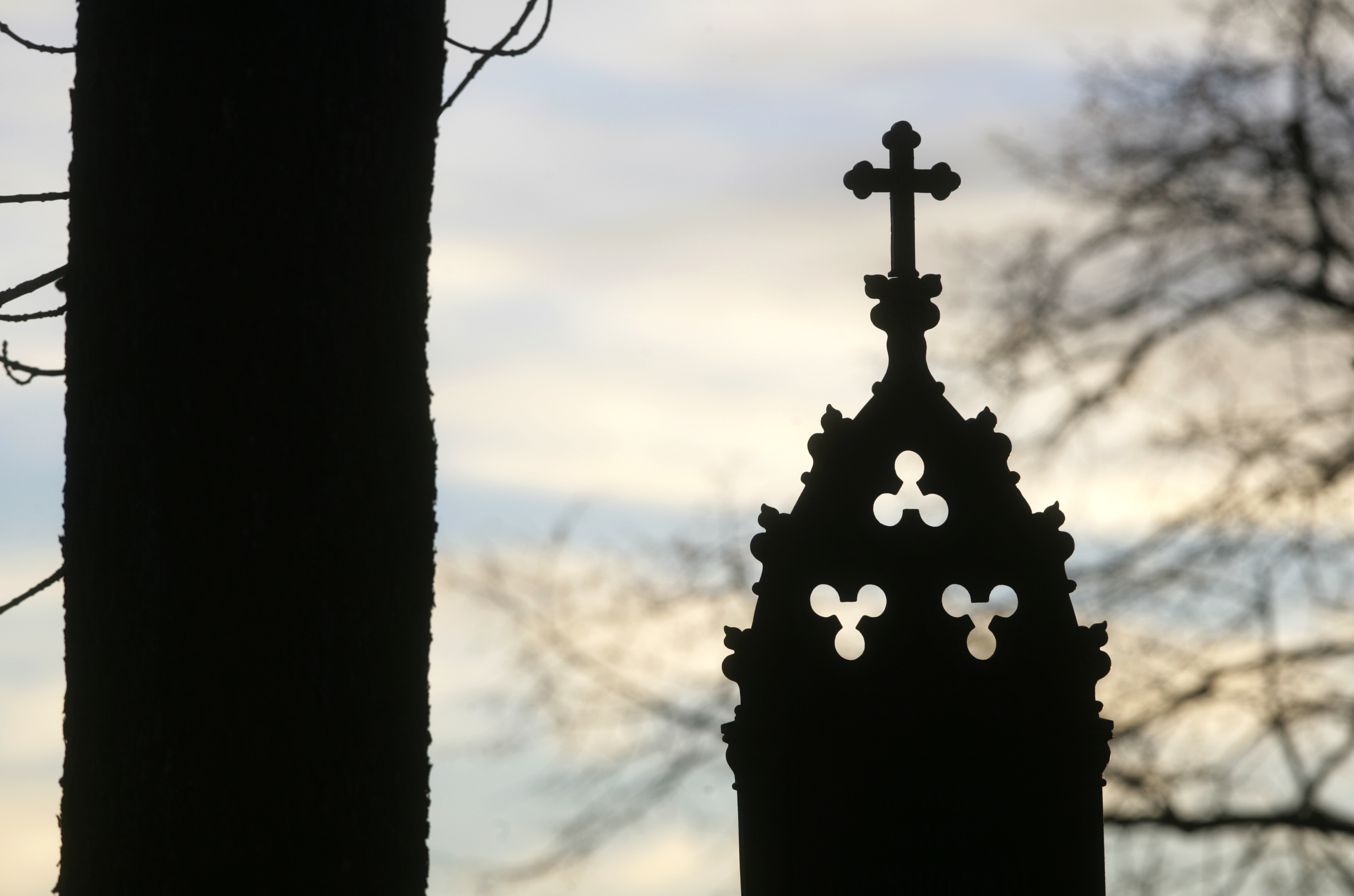 Anklagelser, pedofilanklagelser, Självmord, Facebook, Kyrkogård
