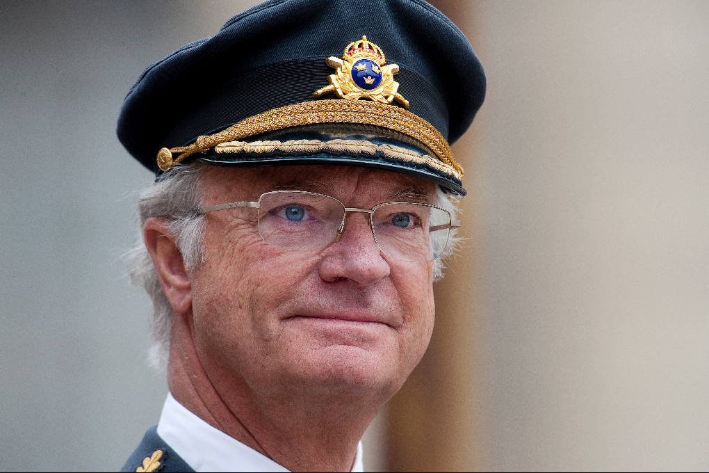 Den motvillige monarken, Bok, Kungen, Källa, Strippklubb