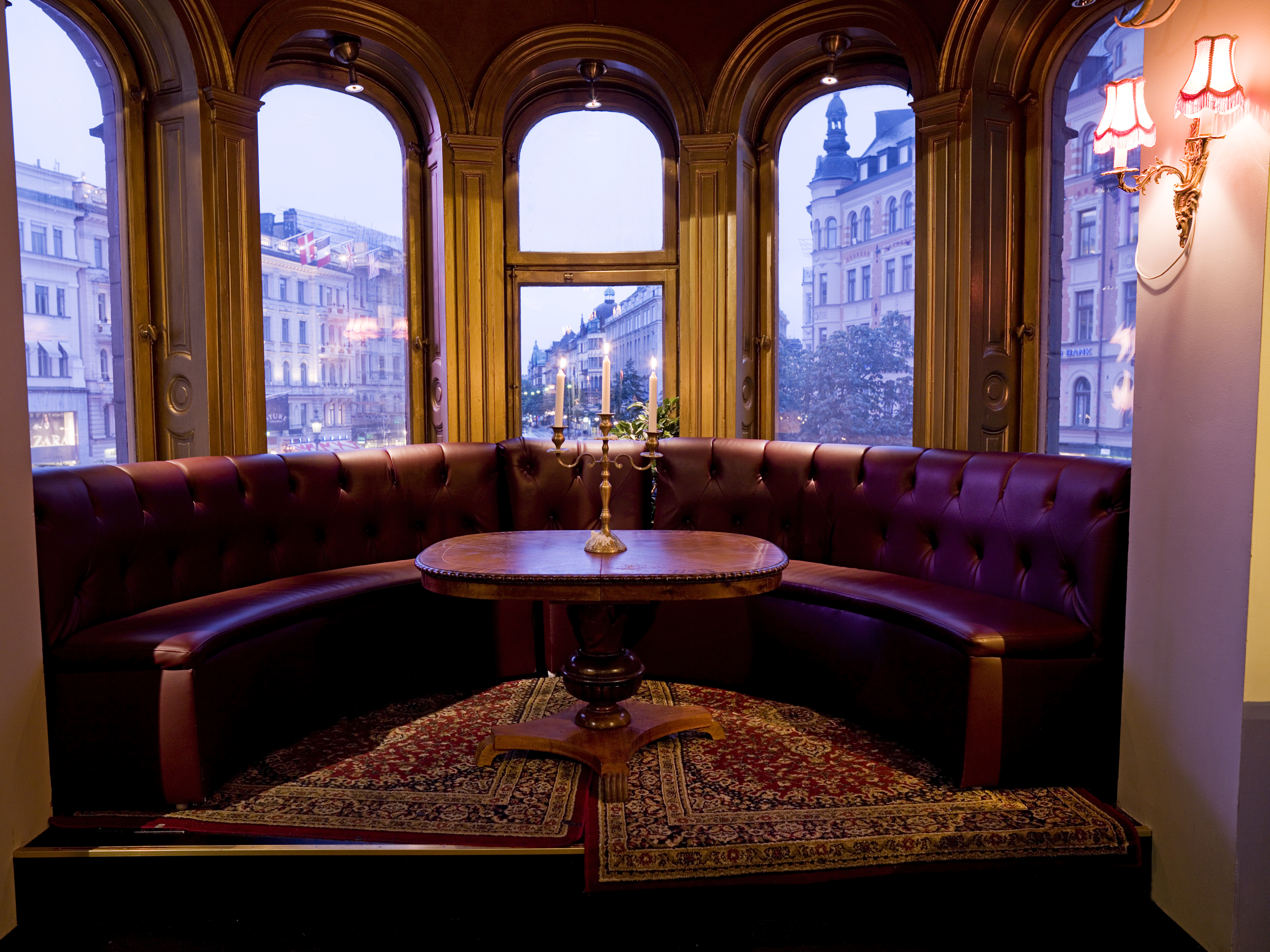 Zeke Tastas, Spy Bar, Gubbrummet, Recension