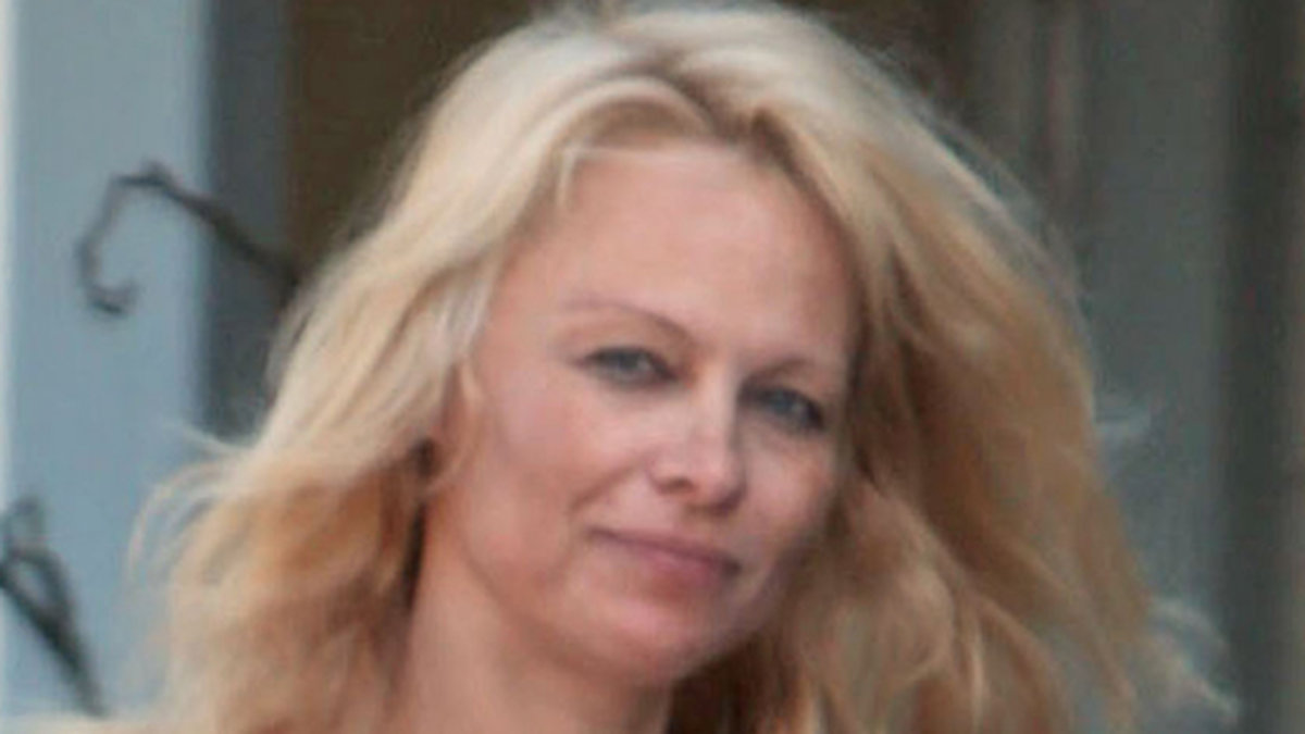 Pamela Anderson utan ett uns makeup. 