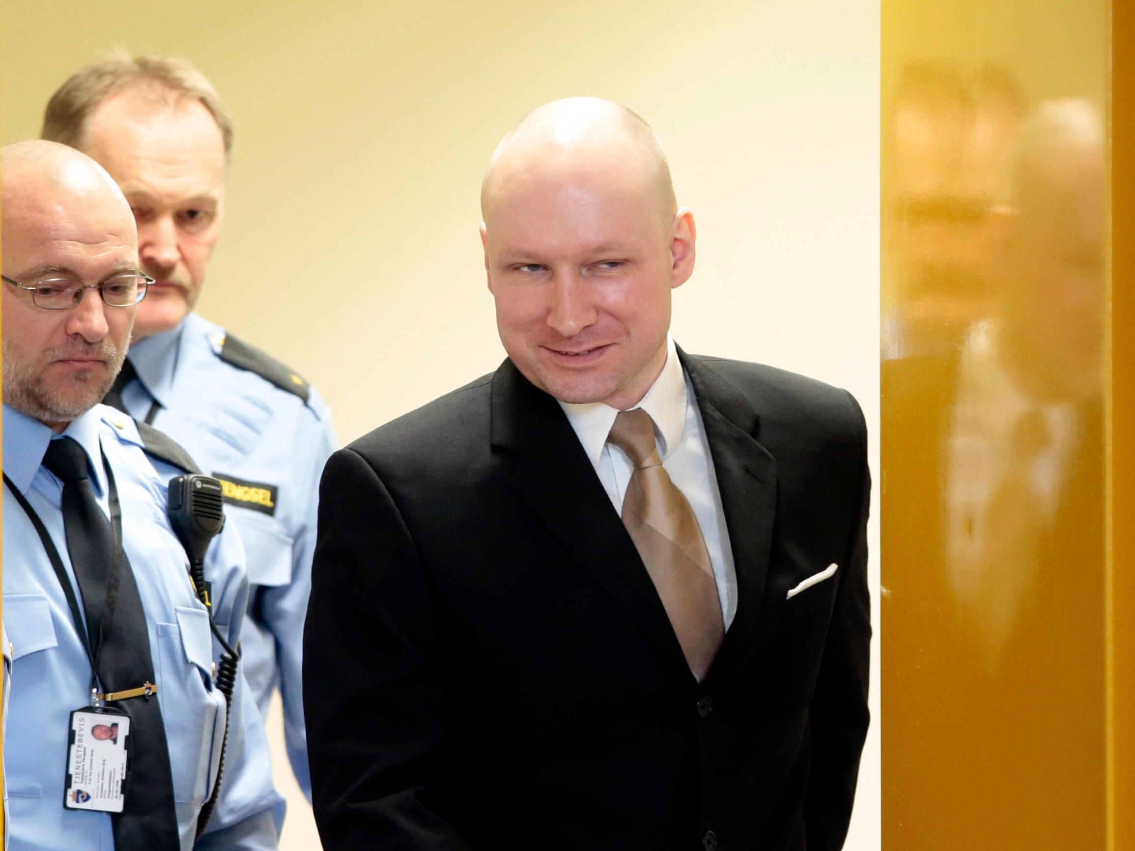 Breivik tycker att hans mänskliga rättigheter har kränkts i fängelsen. Tingsrätten dömde till hans fördel. 