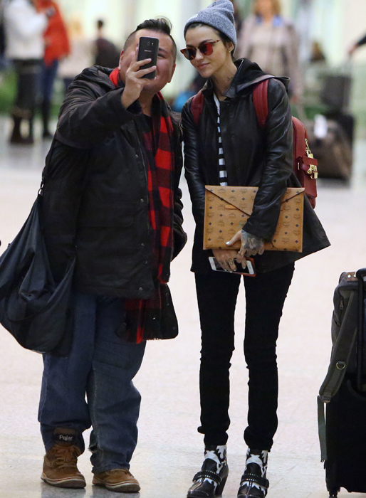 Ruby Rose har tid för sina fans som vill ta selfies med stjärnan. Ruby Rose har tid för sina fans som vill ta selfies med stjärnan.