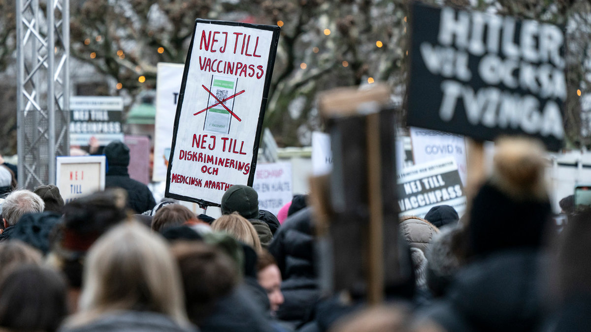 Runt 300 personer demonstrerar mot vaccinpass vid en demonstration i Malmö i december. På lördagen väntas tusentals personer delta vid en demonstration i Stockholm. Arkivbild.