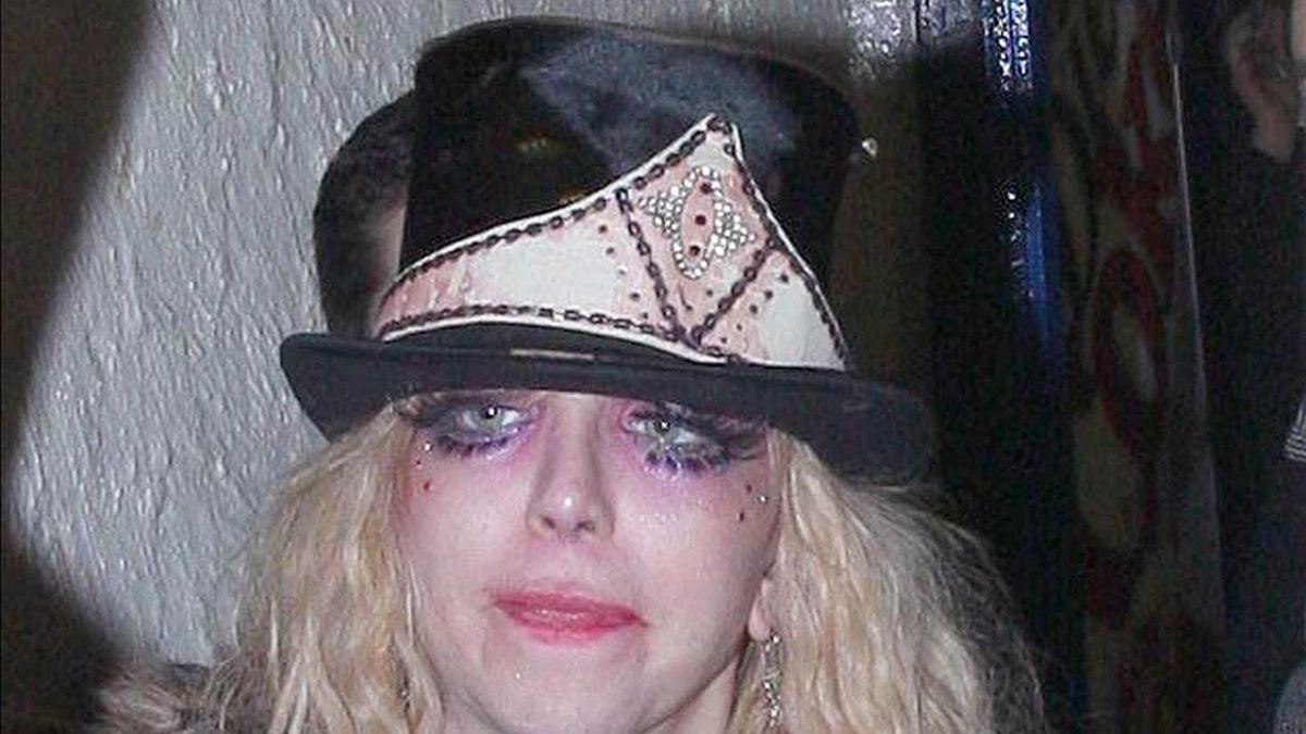 Courtney Love lämnar en nattklubb i London. Hur tror ni hon tänkte innan hon sminkade ögonen? Sugen på en naturlig look? 
