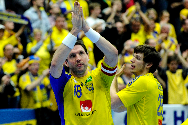 Lagkaptenen Tobias Karlsson tackar publiken efter matchen.