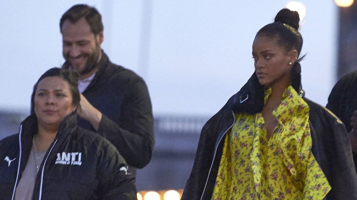 Rihanna tog en promenad med sitt team. 