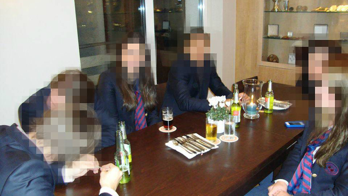 Här dricker omyndiga elever under en roddresa till Düsseldorf.