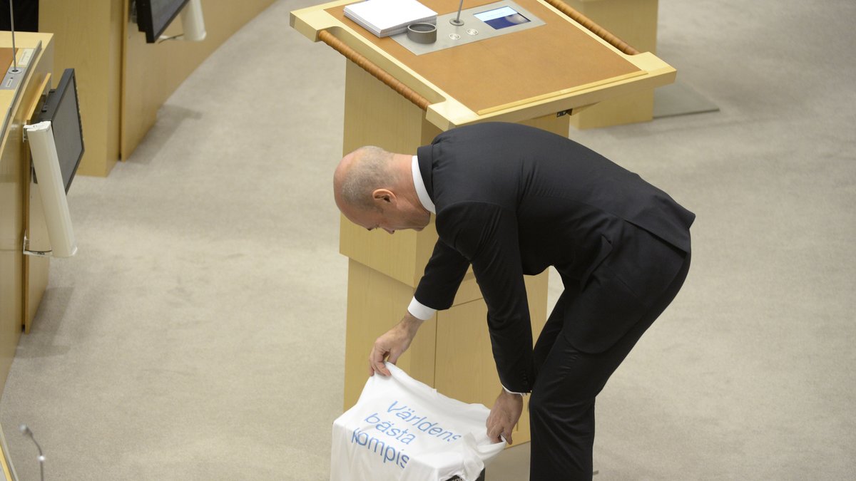 Förutom en t-shirt fick Reinfeldt även en kaffebryggare av Folkpartiets Jan Björklund.