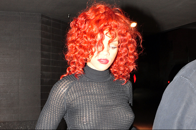 2011 Rihanna i klarrött lockigt hår. Rött verkar vara Rihannas favoritfärg.