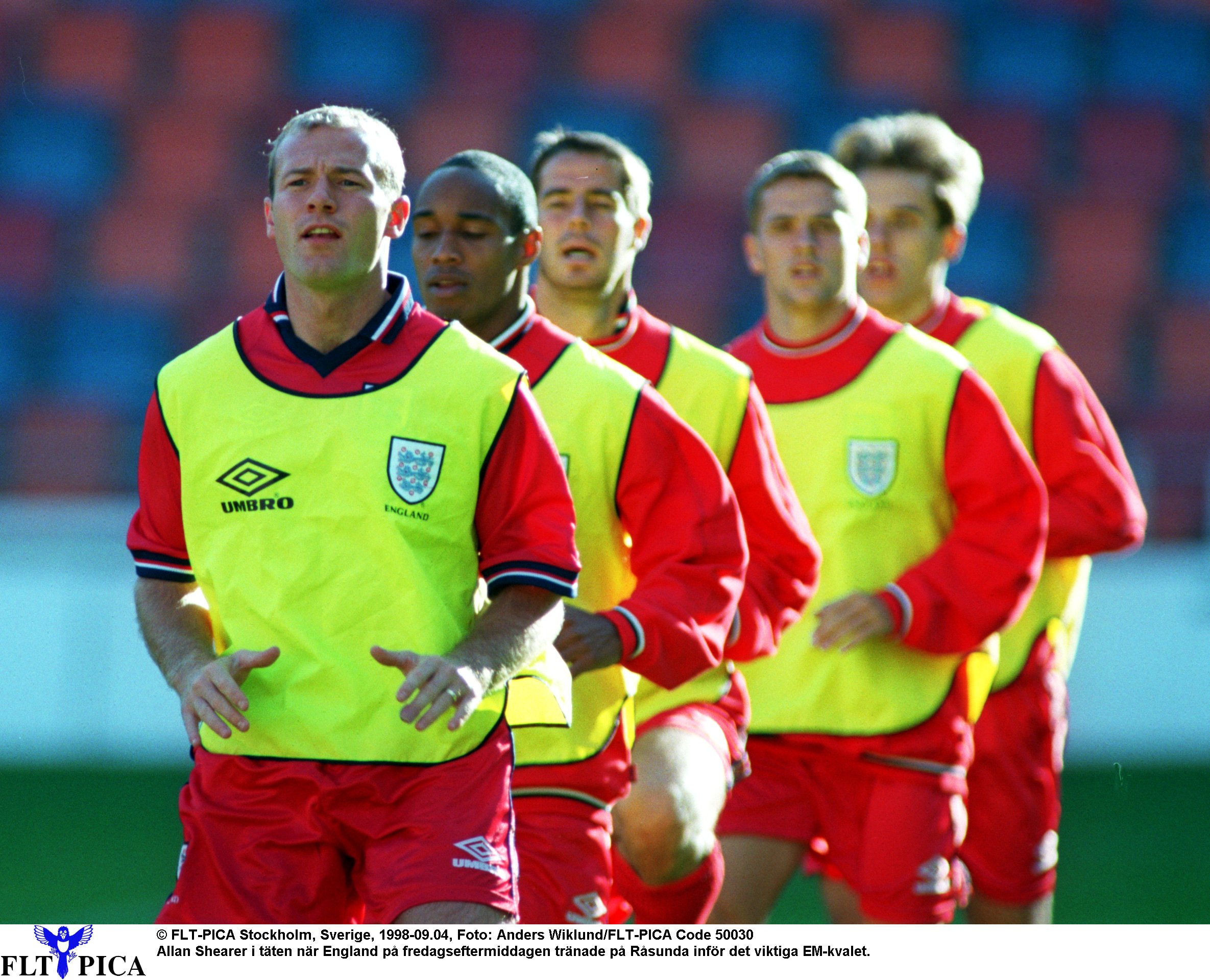 1998: Alan Shearer i täten när England tränar inför EM-kval. 1998: Alan Shearer i täten när England tränar inför EM-kval.