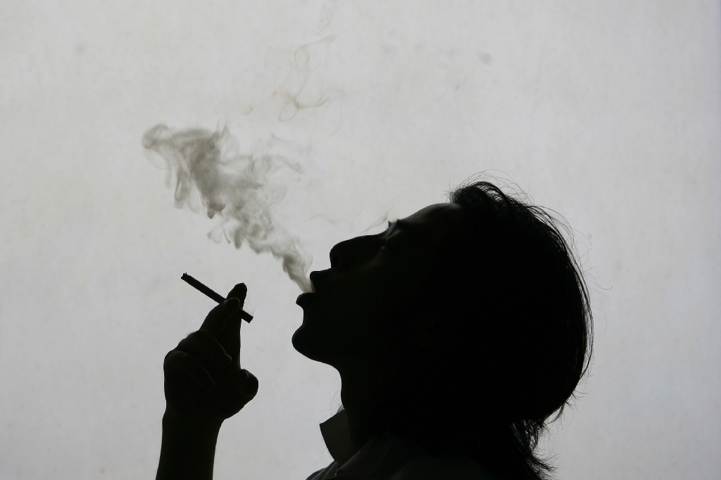 Rökare löper större risk att drabbas av kronisk smärta än icke-rökare.