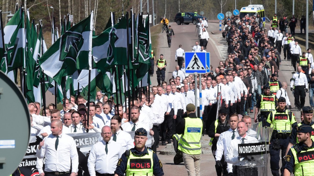 Nordiska motståndsrörelsen tågar fram