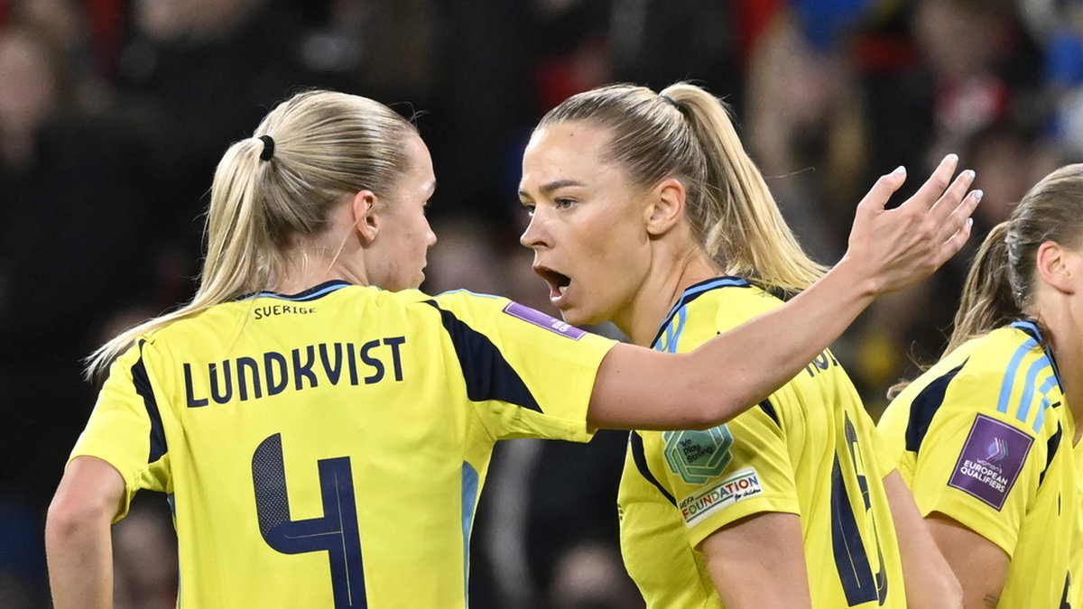 Sveriges Fridolina Rolfö, till höger, firar 1–1-målet borta mot England.