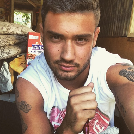 Nenad är 23 år gammal. Nenad är 23 år gammal.