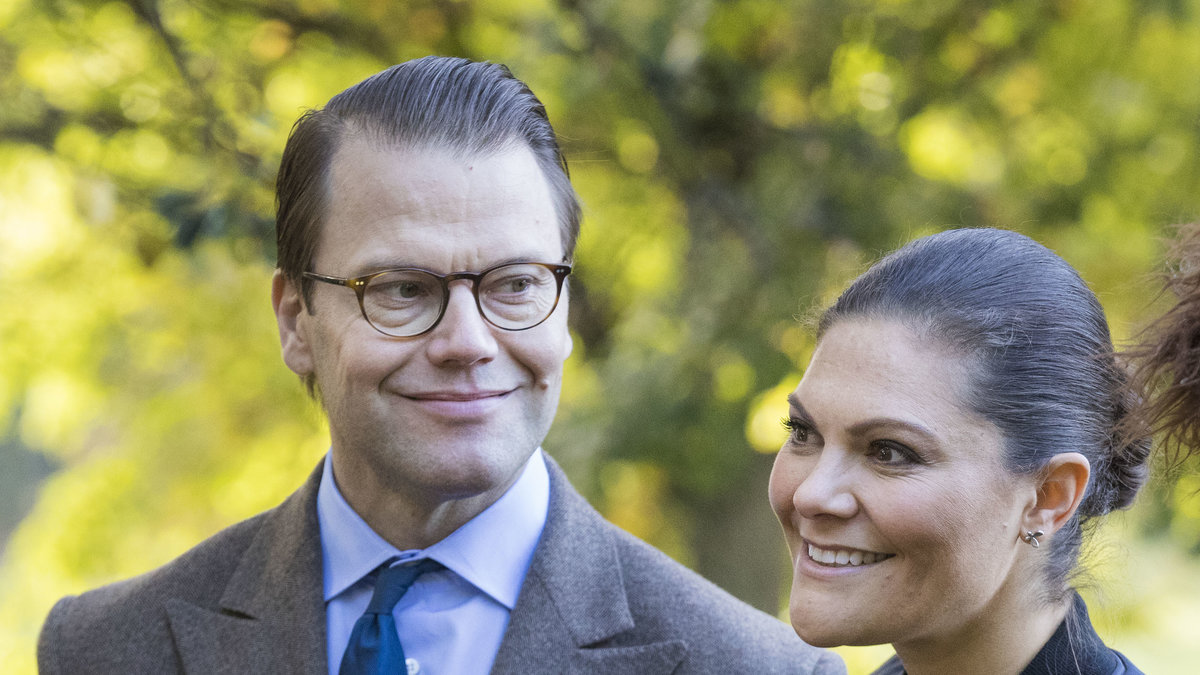 Kronprinsessan Victoria och Daniel njöt av onsdagen i Hagaparken i Stockholm.