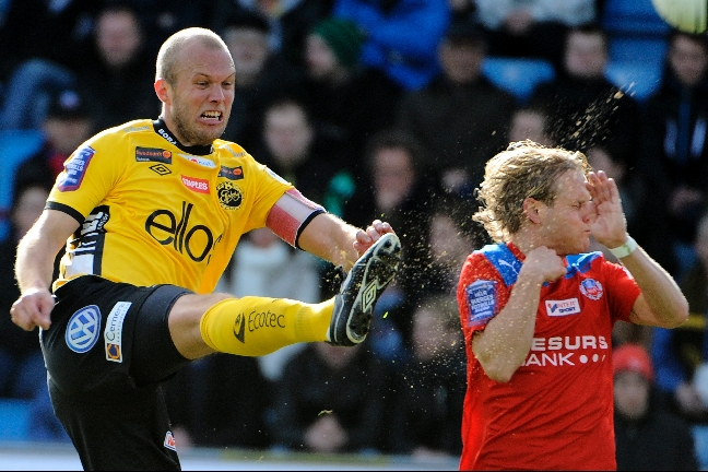 Elfsborgs lagkapten, Martin Andersson, (t.v) rensar precis framför Erik Sundin.