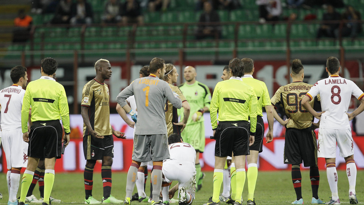 Här stoppades matchen mellan Milan och Roma för snart ett år sedan på grund av att rasister bland Roma-anhängarna ropade mot Balotelli och Boateng. 