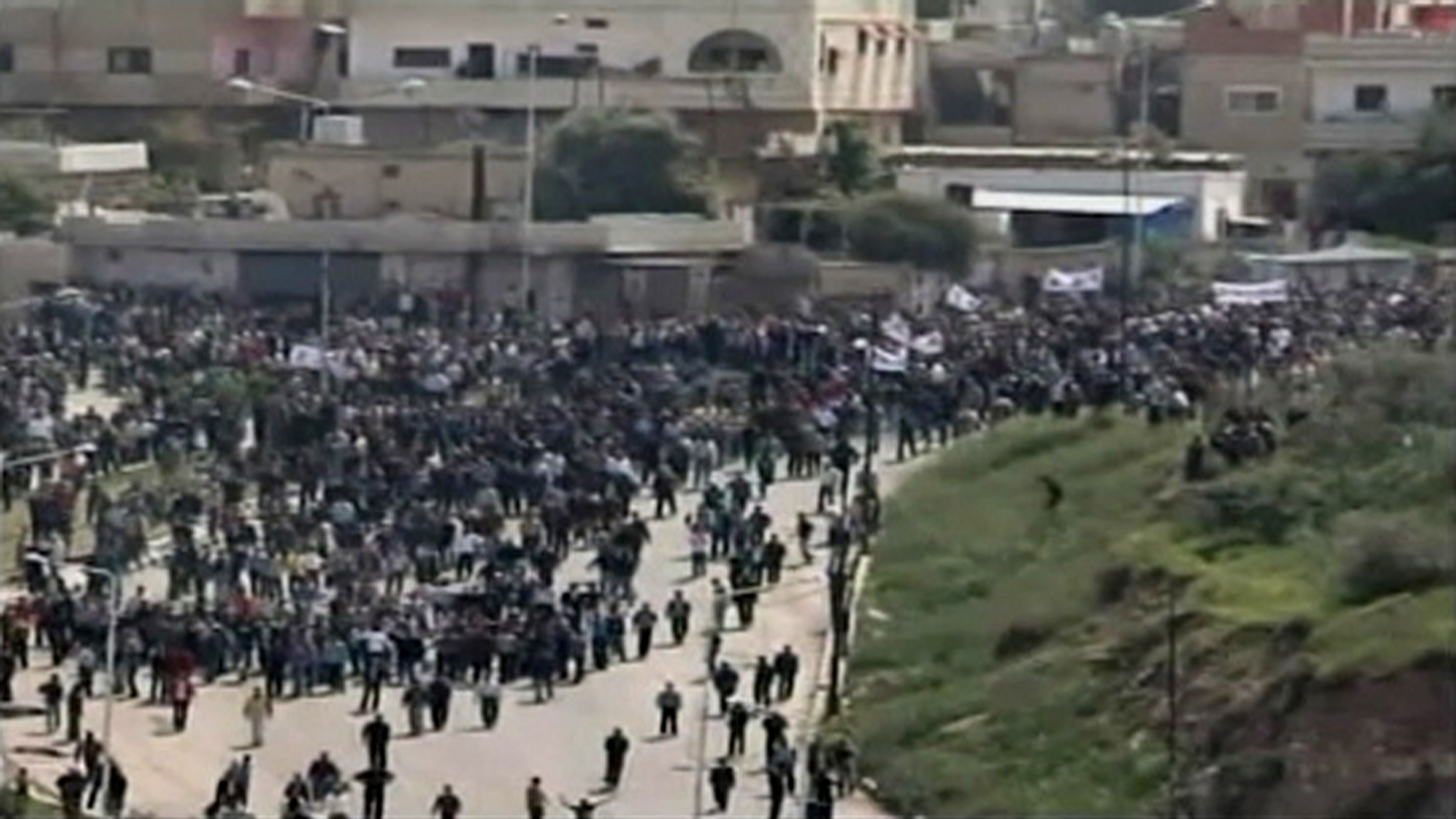 En bild från ett videoklipp på en demonstration i Daraa den 8 april.