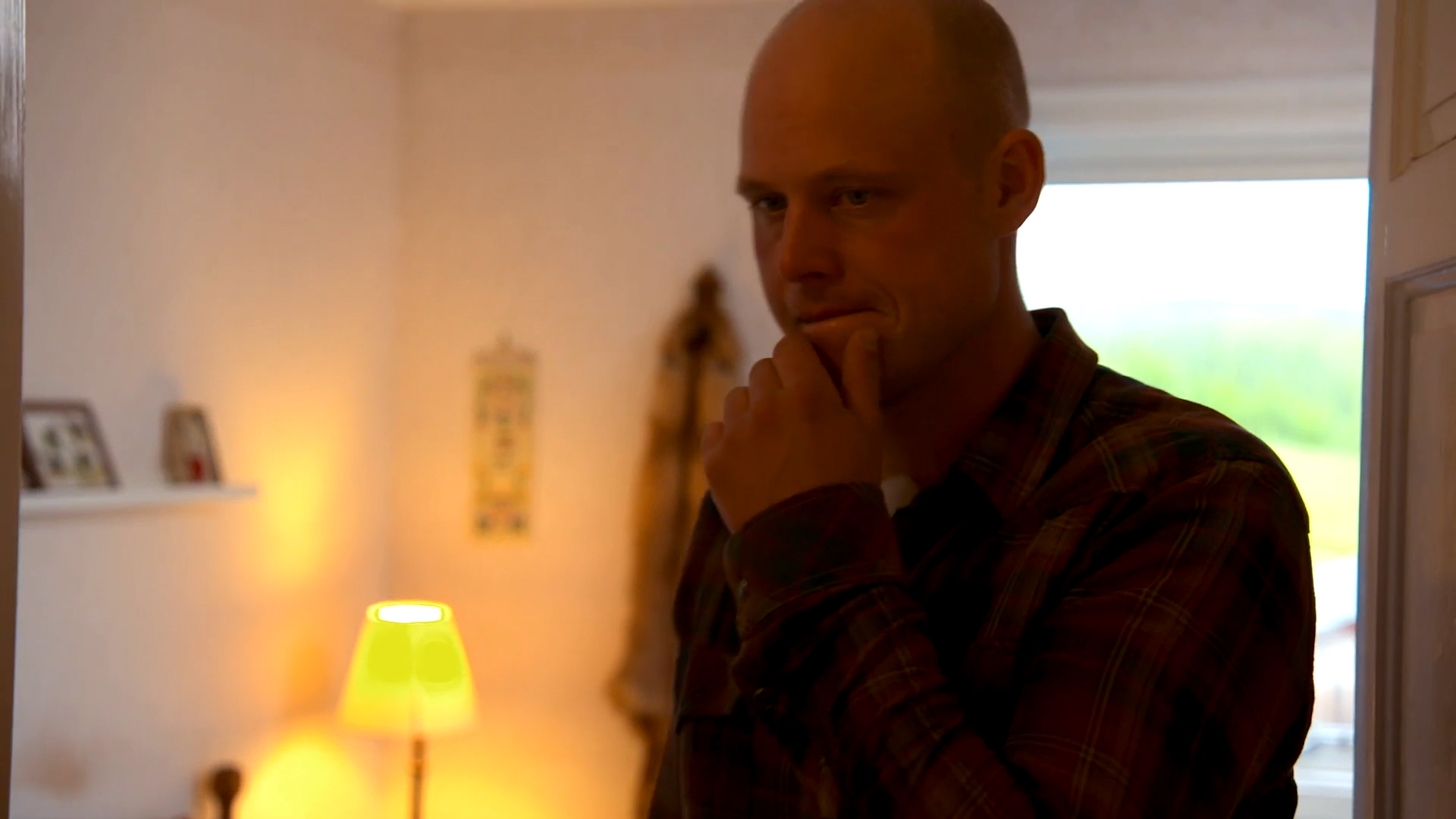 Jimmy gick ut ur rummet med tårar i ögonen. Jimmy gick ut ur rummet med tårar i ögonen.