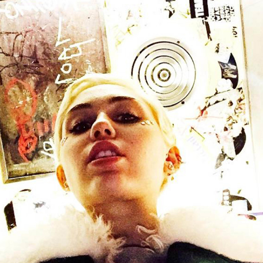 Miley Cyrus tar en selfie. Miley Cyrus tar en selfie.