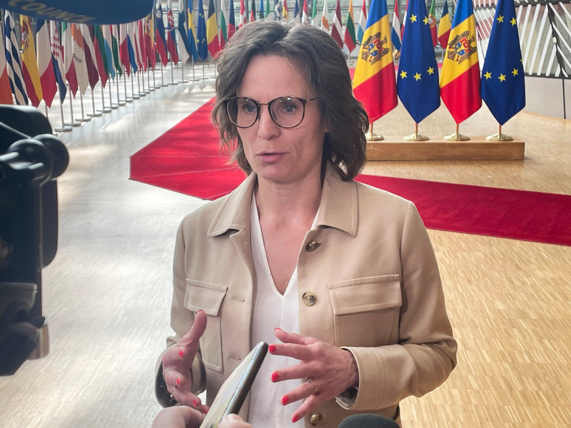 Sveriges tillträdande EU-kommissionär Jessika Roswall på väg in till ett EU-ministermöte i Bryssel i våras.