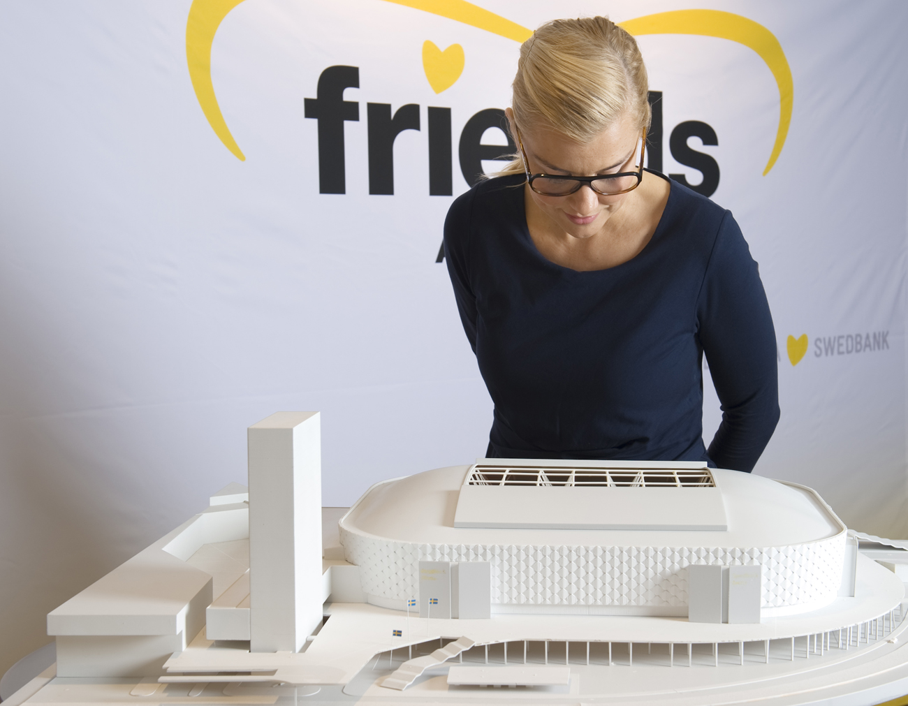 Friends grundare och ordförande Sara Damber blickar över en modell av Friends arena.