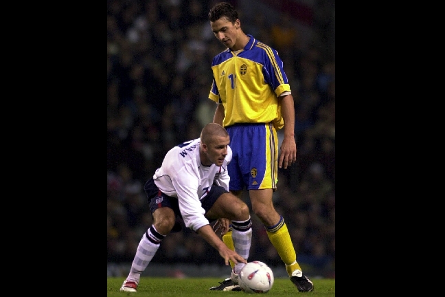 2001 möttes Zlatan och Beckham – och nu hyllar den förre United-spelaren vår svenske stjärna.