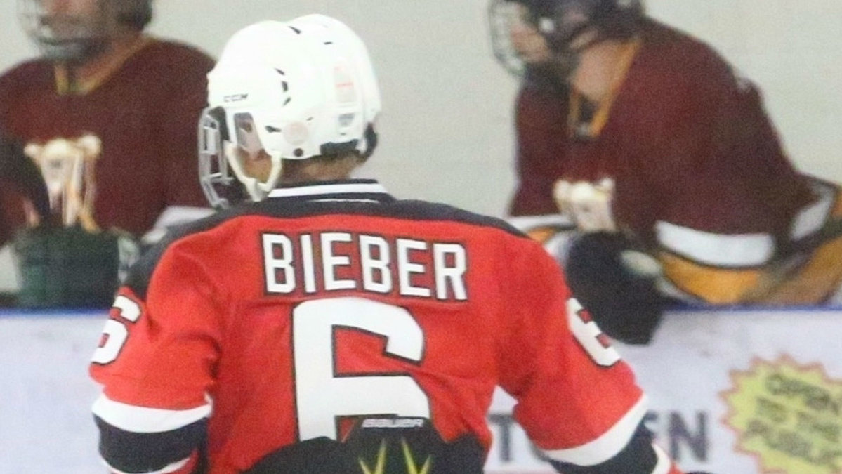 Justin Bieber spelade hockey – och på plats i publiken var Selena Gomez.