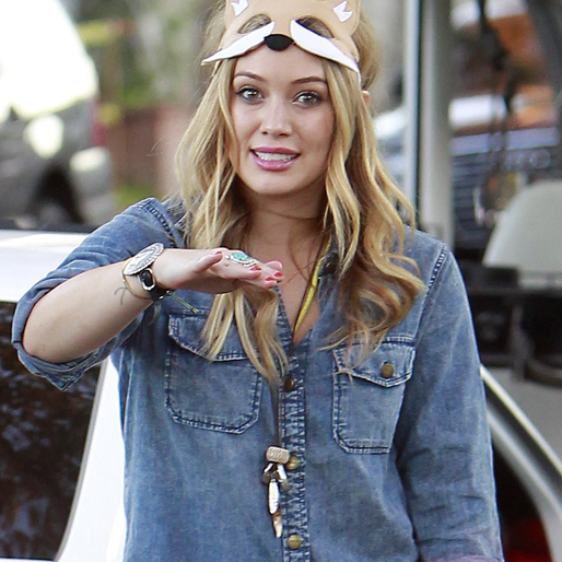 Hilary Duff nöjer sig med en mask till Halloween. Hilary Duff nöjer sig med en mask till Halloween.