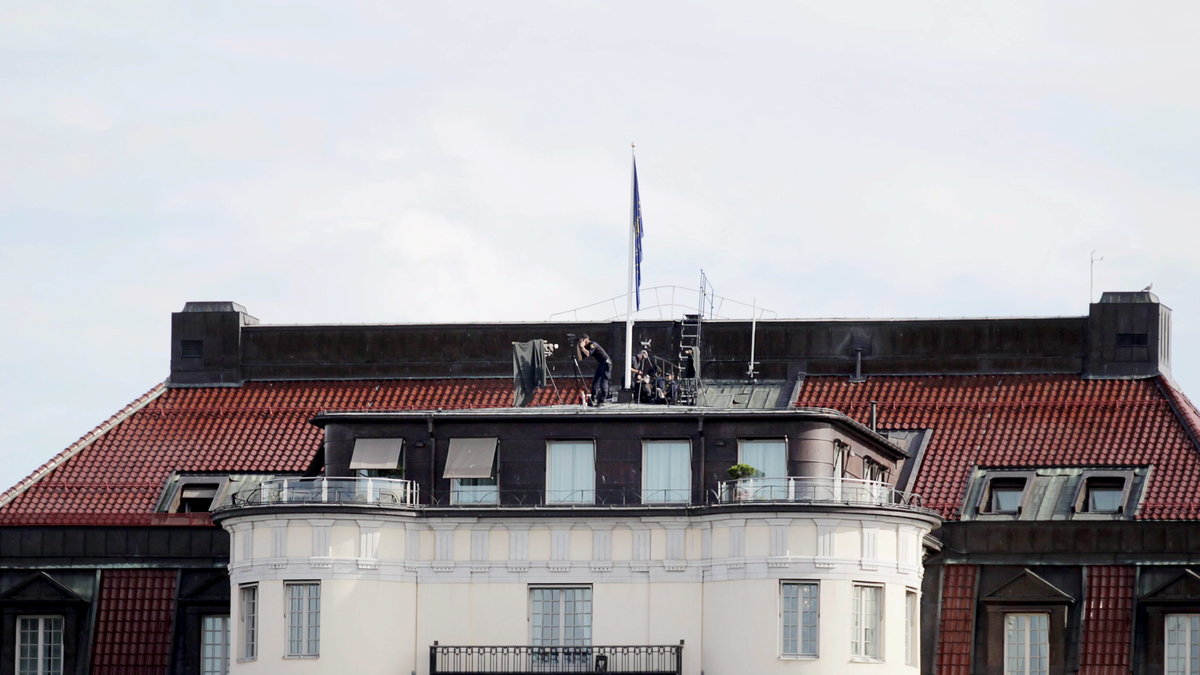 Krypskyttar på taket till ett av husen invid Grand Hotel i Stockholm.